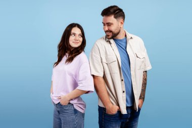 Genç çift birbirine bakıyor, flört ediyor ve gülümsüyor, mutluluk ve ilişki hedeflerini ifade ediyor.