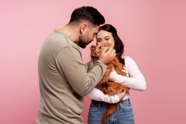 Mutlu çift, sevimli tüylü köpekleri ile aşk ve arkadaşlığı kutluyor.