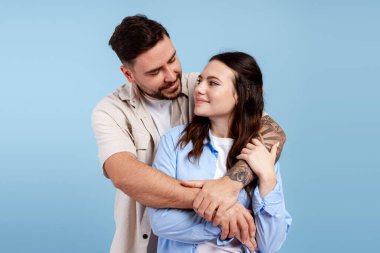 Romantik bir Sevgililer Günü 'nde kucaklaşan, sevgi ve bağ gösteren genç bir çift.