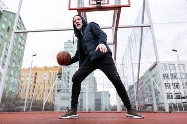 Son sınıf öğrencisi spor ve sağlık için açık hava sahasında top sürmeye başladı.