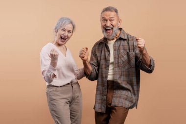 Son sınıf çifti tezahürat yapıyor, neşe ve başarı hissediyor, zaferi olumlu duygularla kutluyor.