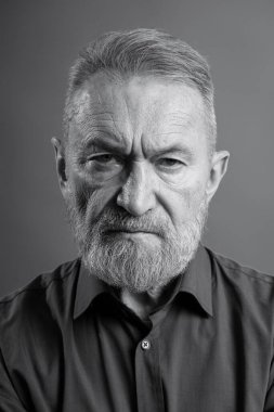 Siyah beyaz kıdemli adam portresi, güçlü duygular ve derin tefekkür gösteriyor.