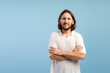 Neşeli adam kendinden emin hissediyor ve dostça bir ifadeyle kameraya bakıyor.