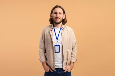 Kimlik kartı takan erkek çalışan, iş, takım çalışması ve giriş temsilcisi.