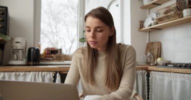 Serbest çalışan bir kadın bilgisayarında video konferans görüşmesi yapıyor.