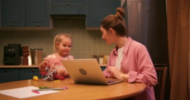 Anne ve kızı işlerini bitirip mutfaktaki akrabalarıyla video görüşmesine başlıyorlar.