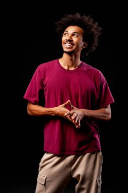 Afro bakışlı gülümseyen siyah adam, mutluluğu, iyimserliği ve ilhamı ifade ediyor.