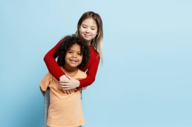 Çeşitli çocuklar sarılırlar, beraberlik gösterirler, çocukluk arkadaşlığı ve gerçek mutluluk.