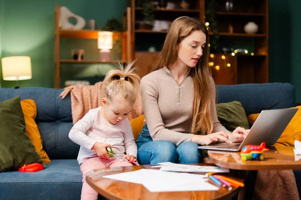 Küçük çocuk oyun oynarken, iş ve aile hayatını dengelemek için annelik yapıyorum.