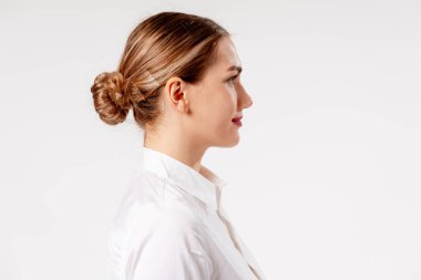 Profilde gülümseyen genç bir kadın, profesyonel bir saç stiliyle geleceğe bakıyor.