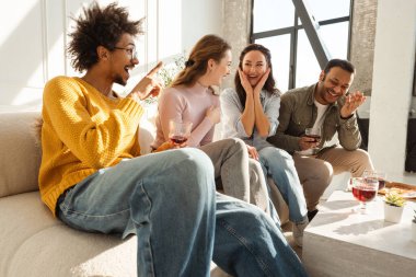 Kırmızı şarap içen, lezzetli pizzalar yiyen, evdeki rahat kanepede oturup gülen bir grup pozitif neşeli arkadaş. Arkadaşlık kavramı