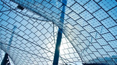 Oyun alanları ve okullar için cam paneller olan metal kaplamaların görüntüsü