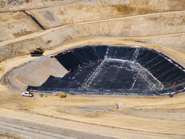Açık çukur mayınlarının dibinde yağmur suyu birikmesi için HDPE jeozar toplama havuzlarının inşa süreci
