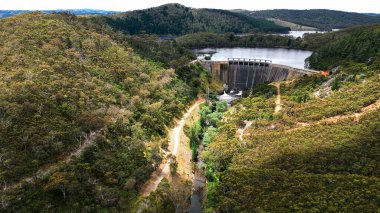 Ormanın ortasında büyük bir su deposunun yanında beton baraj var.