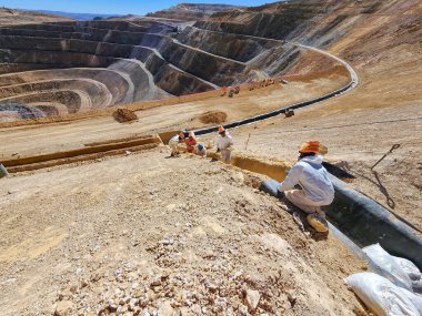 Açık maden yamaçlarında ve kaldırımlarda HDPE jeozeni olan yağmur kanallarının inşa süreci
