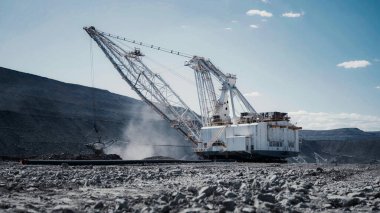 Açık maden ocağında çalışan inşaat makineleri