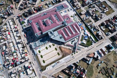 Çatı ve yağmur suyu drenajı inşaatı ile inşaat halindeki bir hastanenin görüntüsü