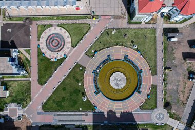 Beton kaldırımları, su özellikleri ve yeşil alanları olan park inşa süreci