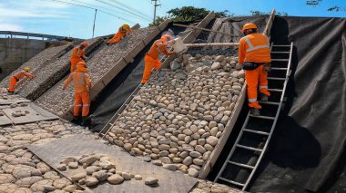 Nehir kıyısının korunması için Gabion inşaat süreci