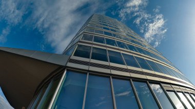 Deniz kenarında inşa edilen konutlar ve oteller için modern gökdelenlerin manzarası