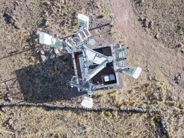 4G ve 5G hücresel ağlı telekomünikasyon kulelerinin hava görüntüsü