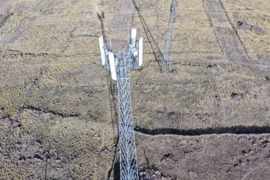 4G ve 5G hücresel ağlı telekomünikasyon kulelerinin hava görüntüsü