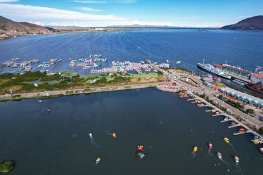 Yaya trafiği için gölün ortasına inşa edilen sahil yolunun hava görüntüsü.