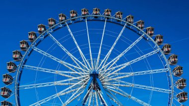 Bir lunaparktaki dönme dolabın metal yapısı ve diğer mekanik oyunlar.