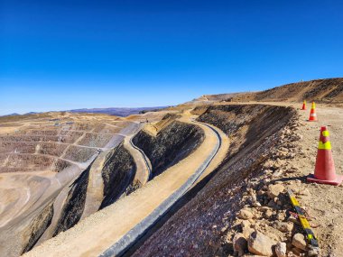 Maden sıralarında jeotextile ve geomembranlı yağmur suyu kanallarının inşa süreci