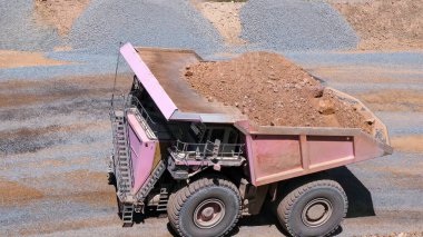 Maden kamyonu maden ocağının dibinden mineralleri taşıma sürecinde.