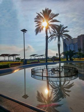 Gün batımında birçok su özelliğine sahip bir bölümün görüntüsü
