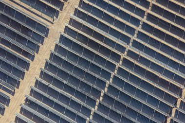 Yenilenebilir elektrik üretimini maksimuma çıkarmak için otomatik güneş takip cihazlarından oluşan mekanik sistemi olan büyük ölçekli güneş parkı.