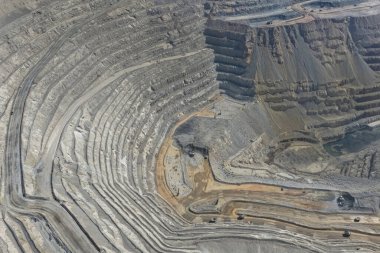 Açık bir maden taşıma ekipmanlarıyla panoramik hava görüntüsü