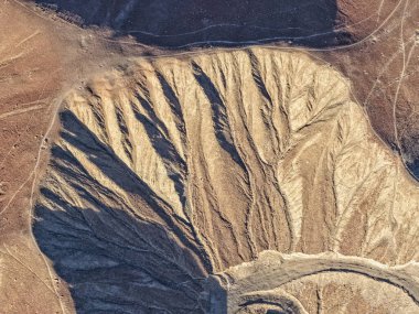 Yüksek çöl bölgelerindeki yamaçların ve su birikintilerinin havadan görünüşü