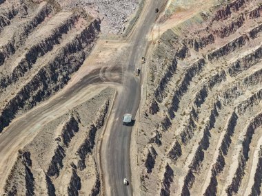 Mineralleri açık bir madenden bir işleme tesisine taşıma işlemi sırasında maden kamyonları