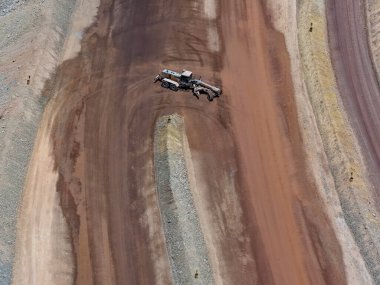 Ağır makine motor derecelendirici kullanılarak yol düzleştirme ve sıkıştırma işlemi