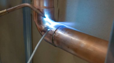 Operatörlerin kurşunuyla bakır boru kaynak işlemi