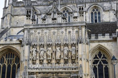 Gotik mimariyle cepheyi inşa etmek için taştaki alegorik oymaların görüntüsü