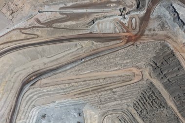 Mineral nakliye kamyonları taşıyan bir açık çukur mayınının hava görüntüsü