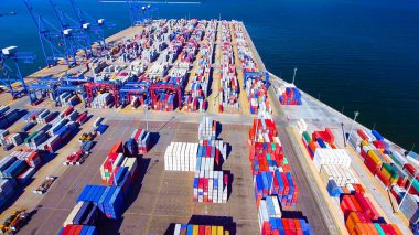 Deniz konteynırları için yükleme platformu ve depolama ile büyük port terminali