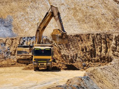 Ağır inşaat makineleri kullanılarak kazı ve set oluşum süreci