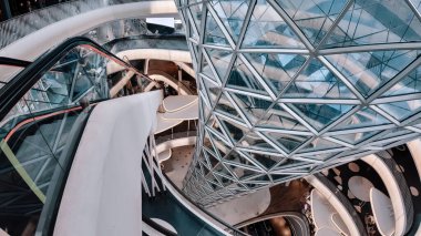 Cam paneller ve alışveriş merkezleri için metal yapı ile inşa edilmiş perde duvarlarının görüntüsü