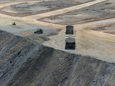 Ağır madencilik ekipmanlarıyla maden atıklarını taşıma ve boşaltma işlemi
