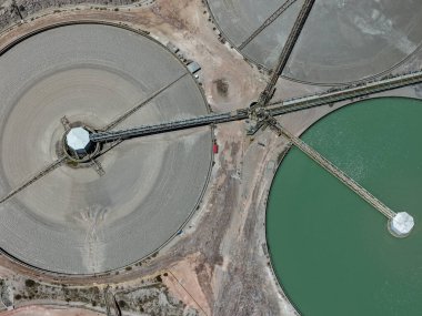 Yüzme havuzlarının mineral işleme tesisinde havadan görünüşü