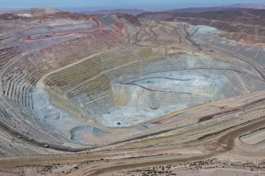 Mineral nakliye kamyonları taşıyan bir açık çukur mayınının hava görüntüsü