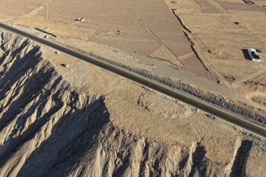 Çölün kıyısındaki otoyol inşaatı