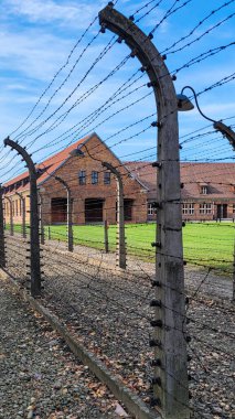 Dikenli tellerle örülmüş çevre duvarlarının görüntüsü