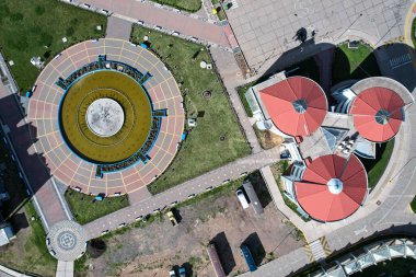 Tadilatı devam eden bir parkın havadan görüntüsü.