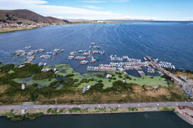 Bataklık ve sazlıkların yanındaki nehir limanının havadan görünüşü