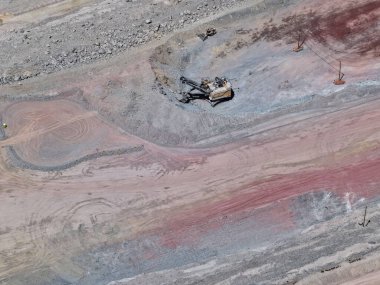 Dev kazıcılarla maden kamyonlarına maden çıkarma ve yükleme işlemi